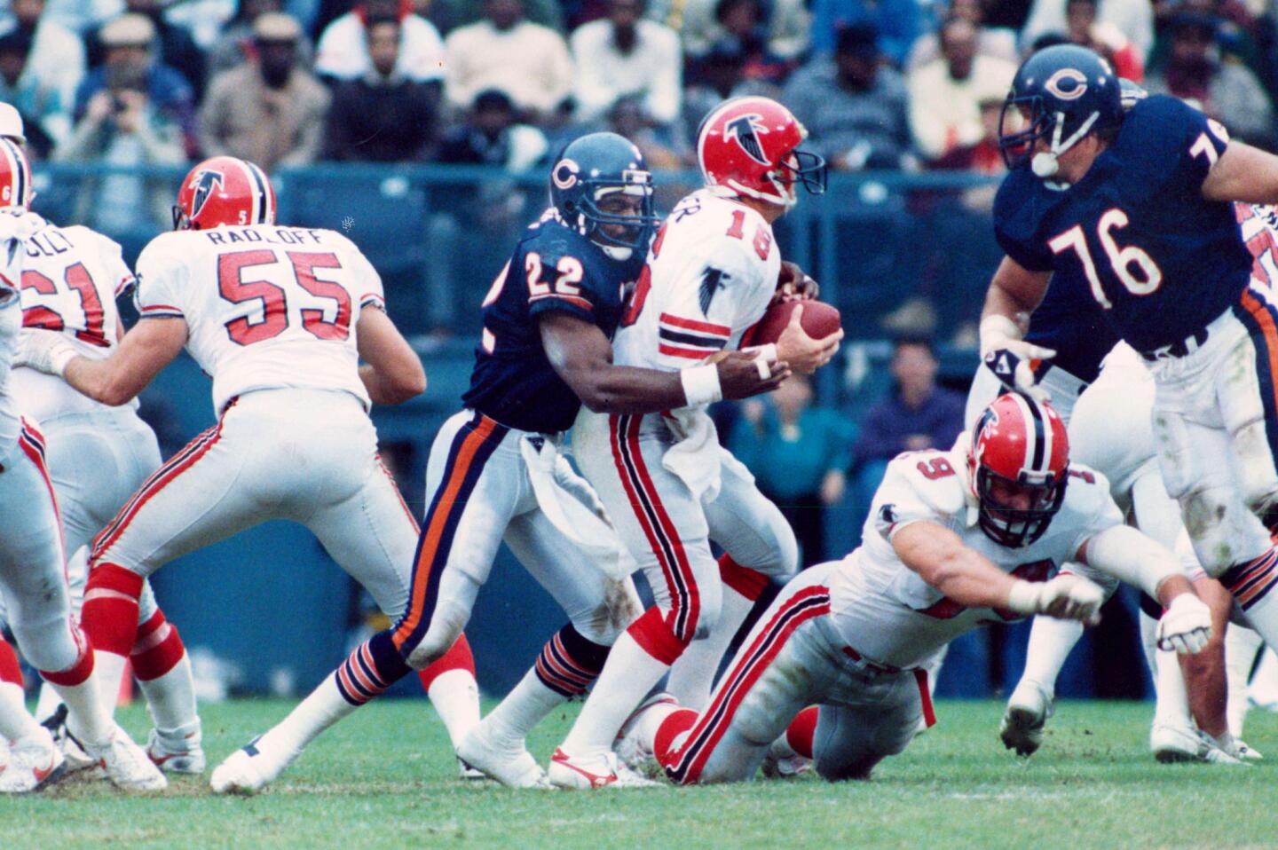 ASSET_BARCODE: AFF-920-CT ## DESCRIPTION: Chicago Bears ## EXTENDED_DESCRIPTION: November 1986 ## CAPTION: Bears slip past Falcons -- Two sacks and an interception by safety Dave Duerson [22] help the Bears edge the Atlanta Falcons 13-10. Chicago Tribune photo by Ed Wagner Jr. published November 17, 1986