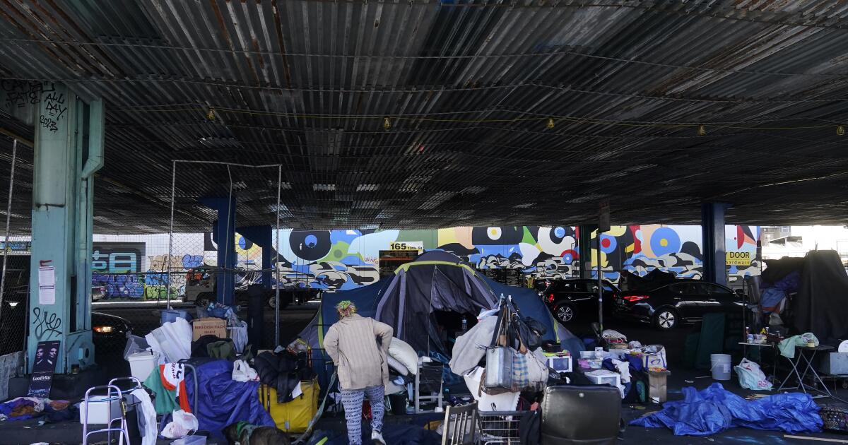 Les villes répriment les campements de sans-abri