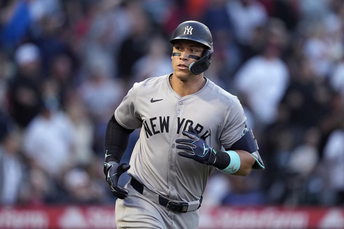 Aaron Judge, de los Yankees de Nueva York, corre tras conectar un jonrón de dos carreras 