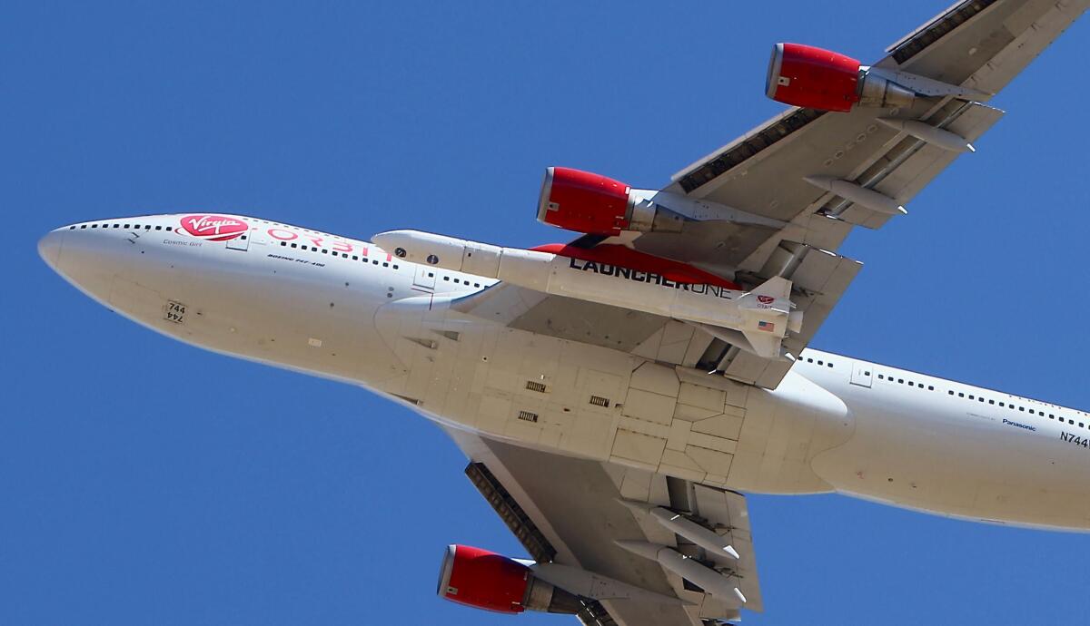 El Boeing 747-400 de Virgin Orbit utilizado como plataforma de lanzamiento de cohetes, llamado Cosmic Girl