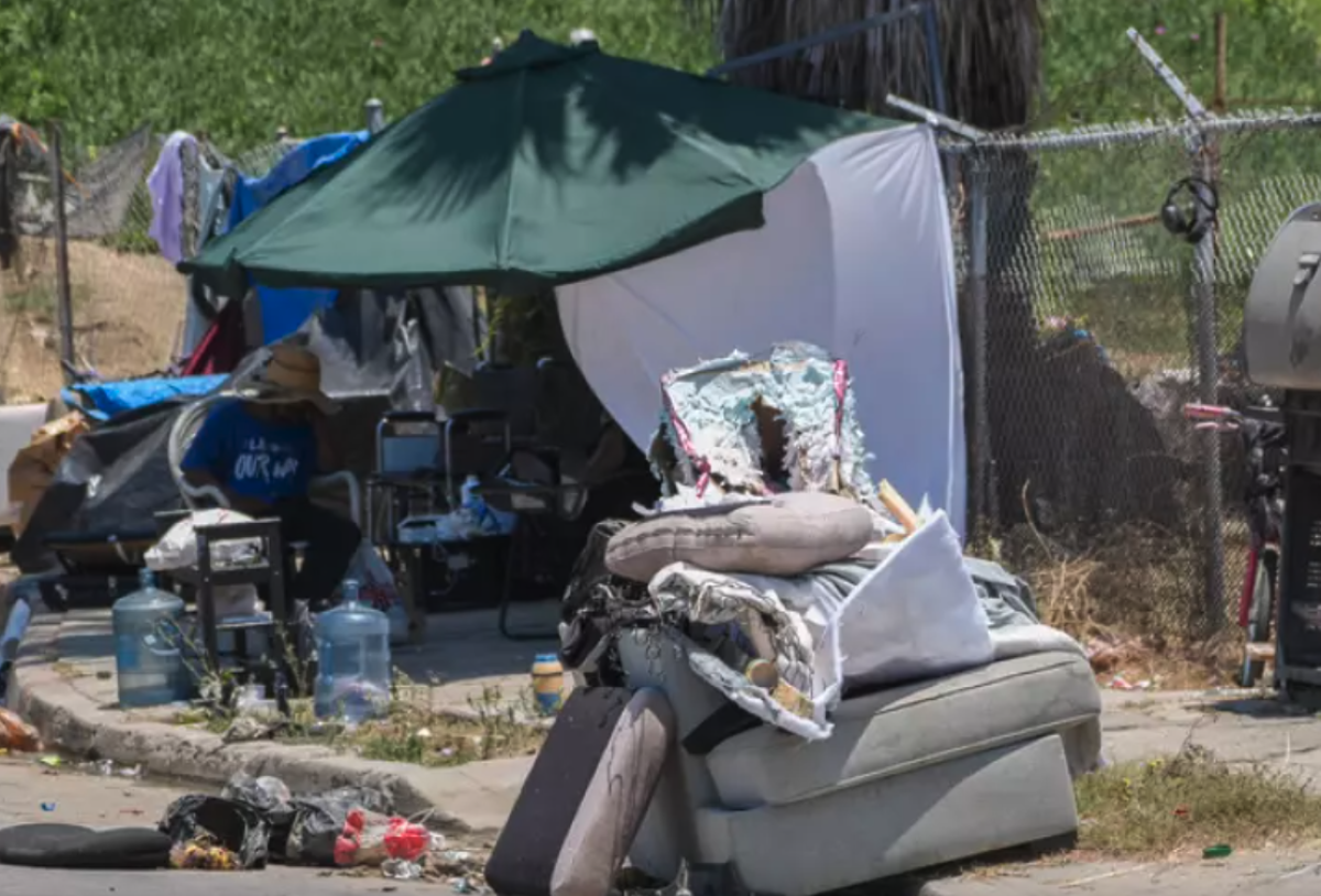 Un campamento para personas sin hogar 