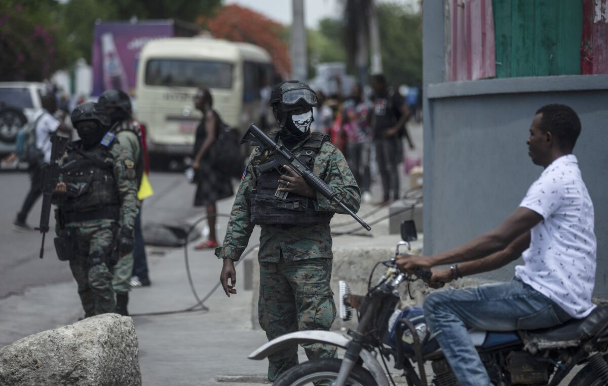 Fuerzas armadas resguardan una zona de oficinas estatales, el lunes 11 de julio de 2022, en Puerto Príncipe