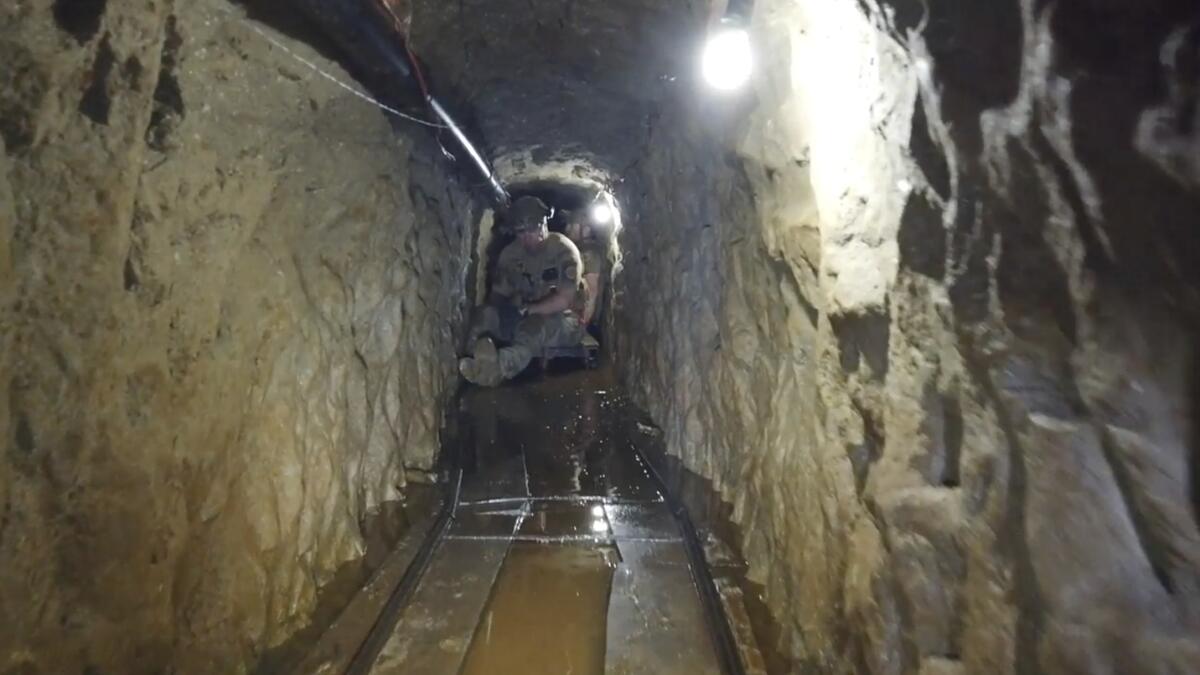 La imagen de marzo de 2020 tomada de un video proporcionado por la unidad de túneles de San Diego de la Patrulla Fronteriza de Estados Unidos muestra a un agente en un tunel bajo la zona de Otay Mesa de San Diego, California. (Patrulla Fronteriza de Estados Unidos vía AP)