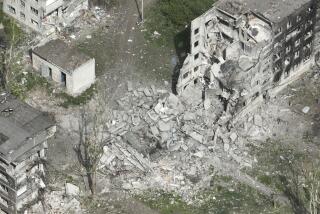 En esta imagen tomada por un dron y proporcionada por la policía de patrulla de Ucrania se ven destrozos en Chasiv Yar, una ciudad oriental ucraniana que está atacando Rusia, el lunes 29 de abril de 2024. (Policía de patrullas de Ucrania via AP)