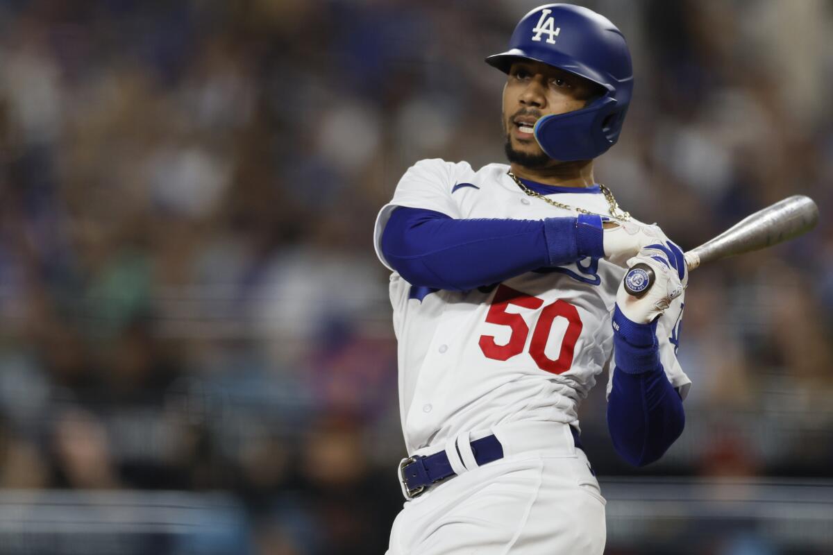 Mookie Betts, Pazartesi gecesi NLDS'nin 2. maçında dördüncü atışta faul topunu takip ediyor.