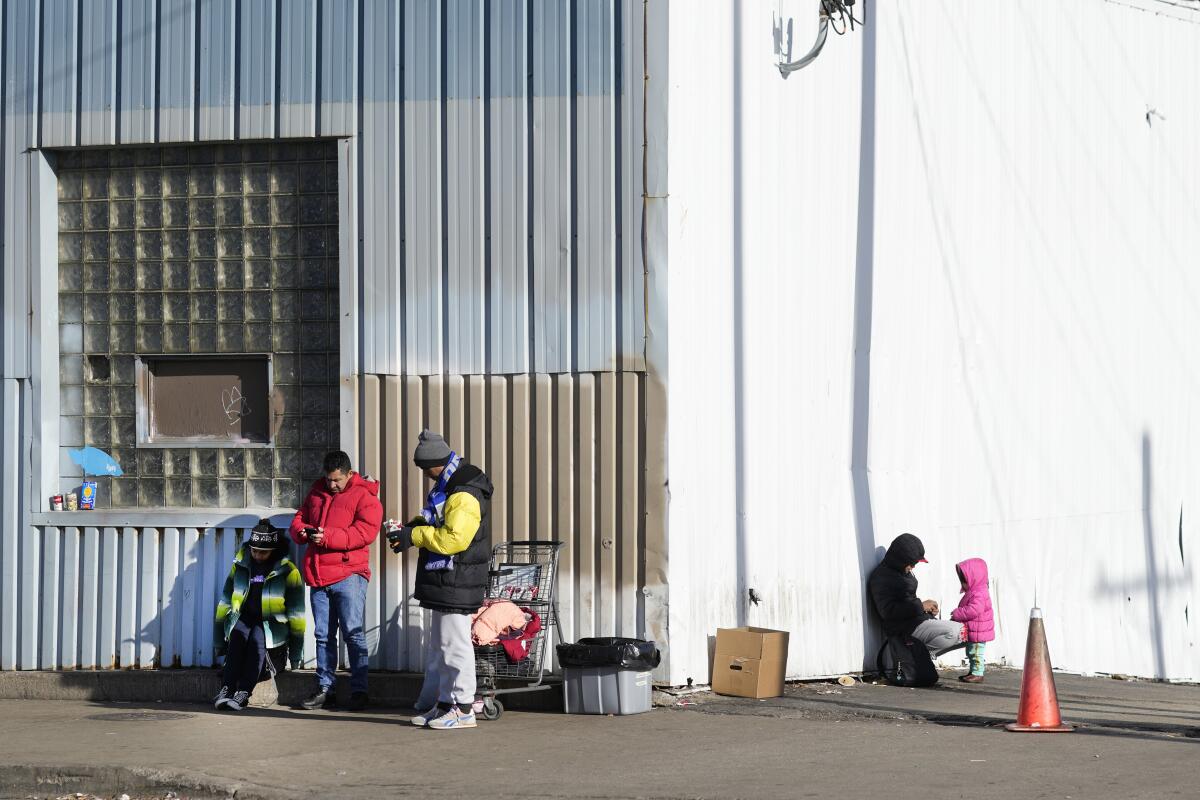 Migrantes frente a un refugio en el barrio de Pilsen de Chicago, el martes 19 de diciembre de 2023.