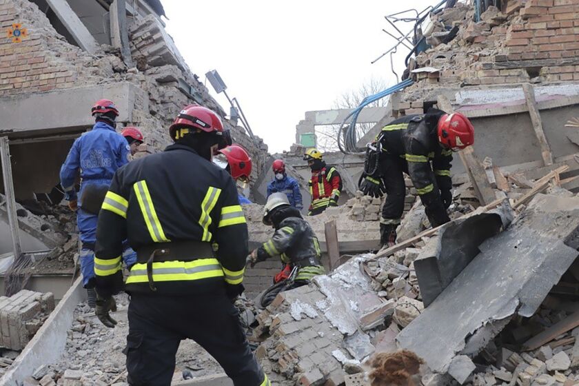 En esta imagen, proporcionada por el Servicio de Emergencias de Ucrania, operarios trabajan entre los escombros luego de un ataque con un dron en la localidad de Rzhyshchiv, en la región ucraniana de Kiev, el 22 de marzo de 2023. (Servicio de Emergencias de Ucrania vía AP)