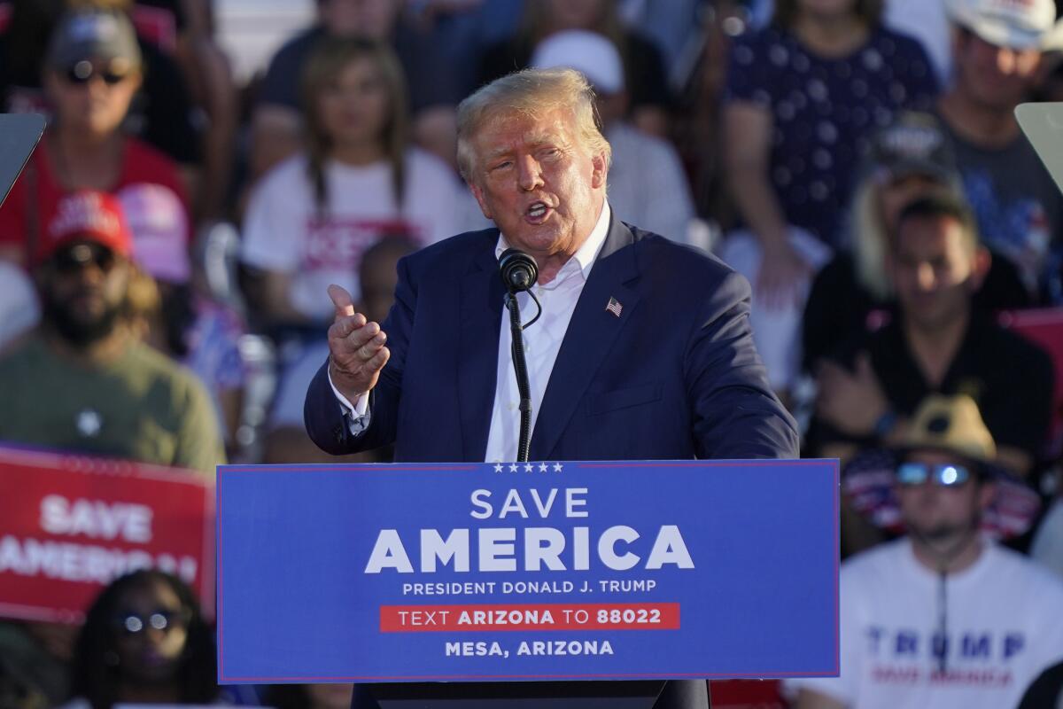 El expresidente estadounidense Donald Trump habla en un mitin político en Mesa, Arizona