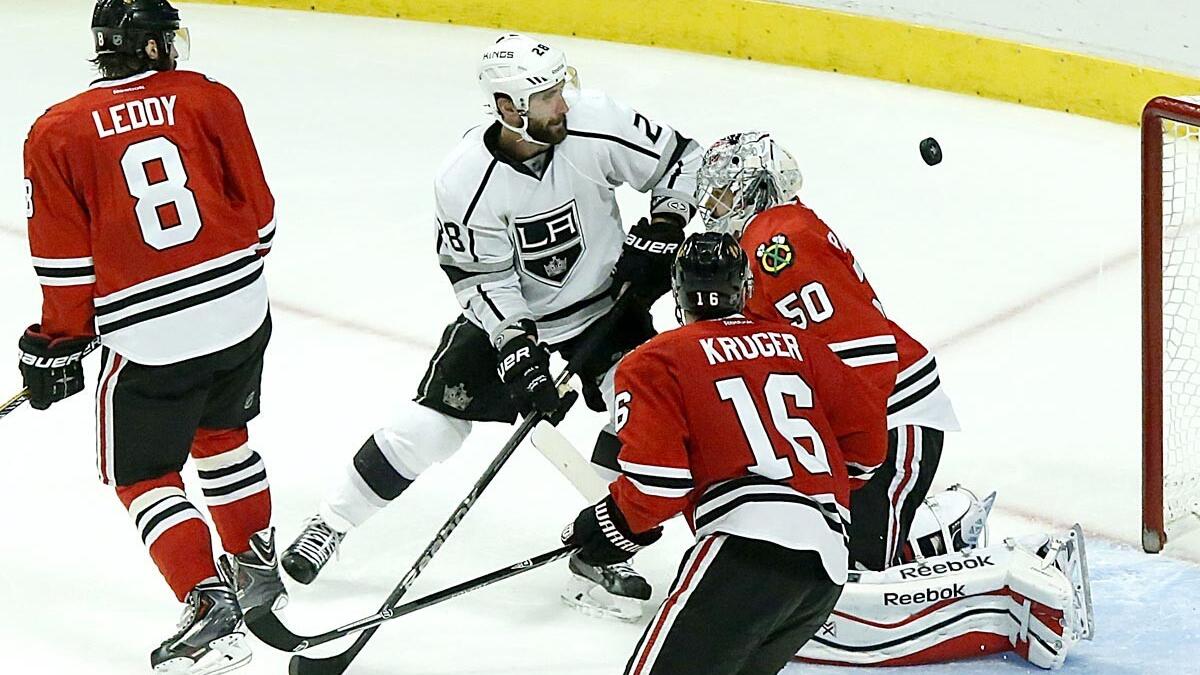 Blackhawks Beat Red Wings to Stay Alive - The New York Times