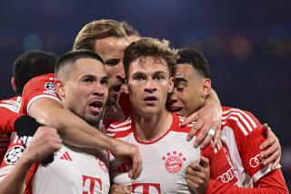 Joshua Kimmich, centro, del Bayern Múnich, celebra con sus compañeros de equipo después de anotar el único gol del partido de vuelta en los cuartos de final de la Liga de Campeones de Europa entre Bayern Múnich y Arsenal en la Allianz Arena, en Múnich, Alemania, el miércoles 17 de abril de 2024. (AP Foto/Christian Bruna)