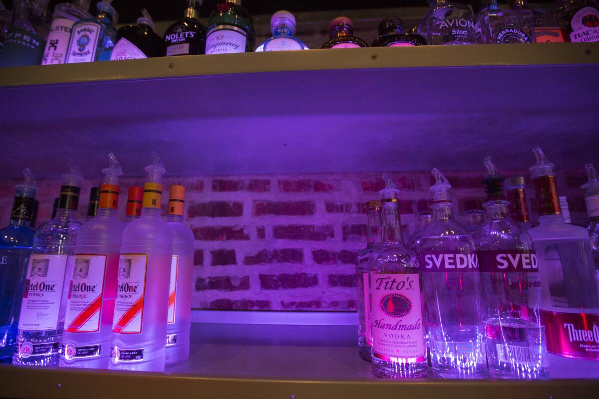 Un espacio vacío en un estante de licores donde solía estar el vodka ruso, en The Sidetrack, un bar gay