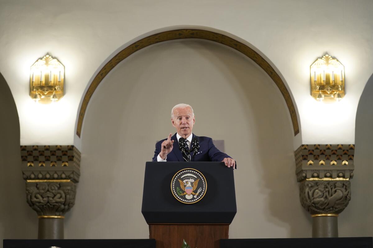 El presidente estadounidense Joe Biden habla tras visitar el Hospital Augusta Victoria en Jerusalén 