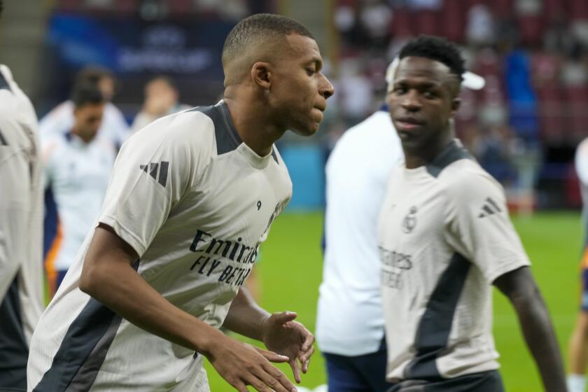 Kylian Mbappe del Real Madrid durante una sesión de entrenamiento antes de la final de la Super Copa UEFA ante el Atalanta en el Estadio Narodowy en Varsovia, Polonia el martes 13 de agosto del 2024. (AP Foto/Czarek Sokolowski)