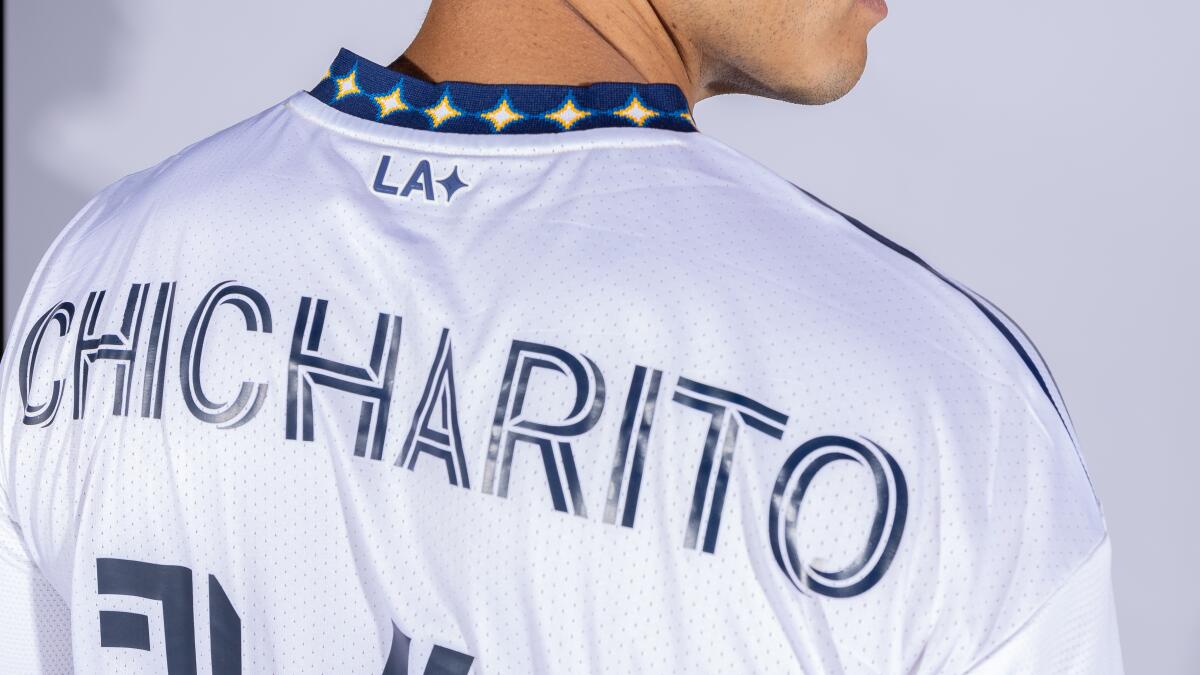 LA Galaxy presenta su nueva camiseta para la temporada 2022 de la