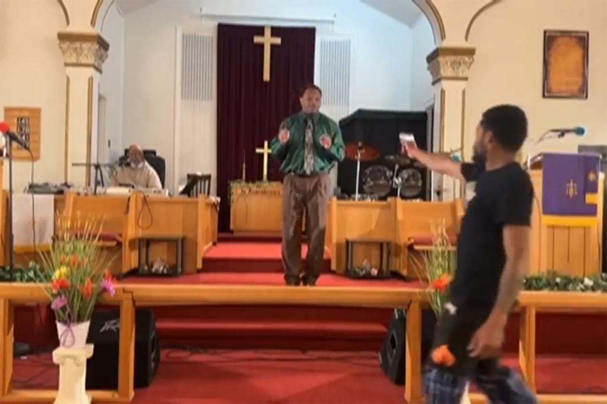 En esta imagen tomada de un video, Bernard J. Polite, de 26 años, intenta dispararle al pastor Glenn Germany
