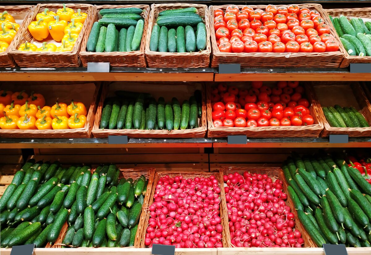 Frutas y verduras frescas en el estante del supermercado.