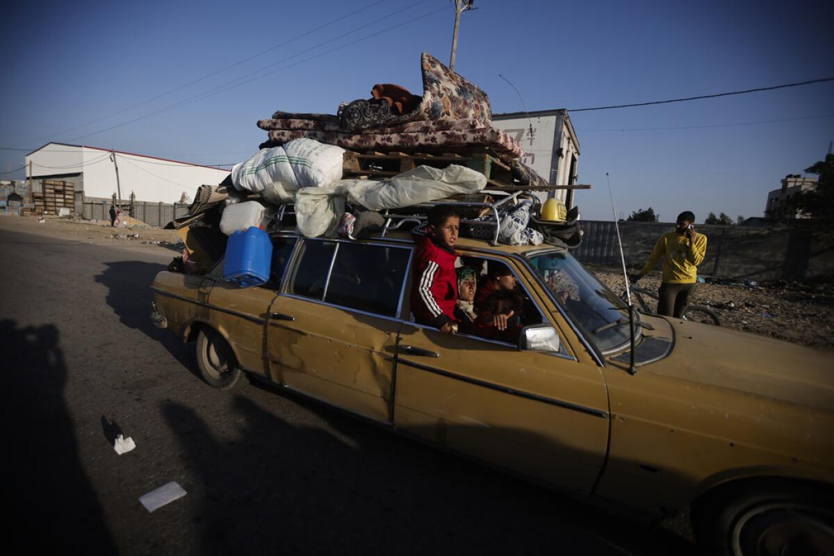En esta imagen de archivo, palestinos huyen de la ofensiva terrestre