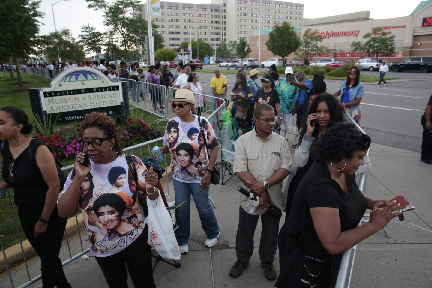 Mourners line up early for Aretha Franklin viewing