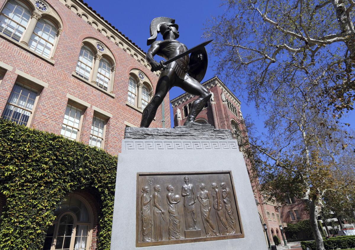 La estatua de Tommy Trojan en el campus de la Universidad del Sur de California. 