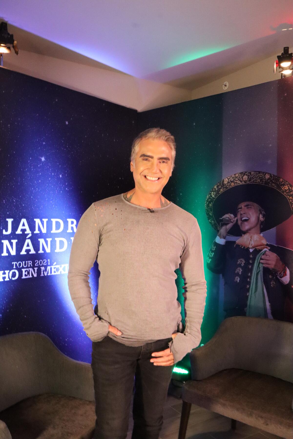 Alejandro Fernández luce muy jovial y renovado antes de cumplir su 50 años de edad.