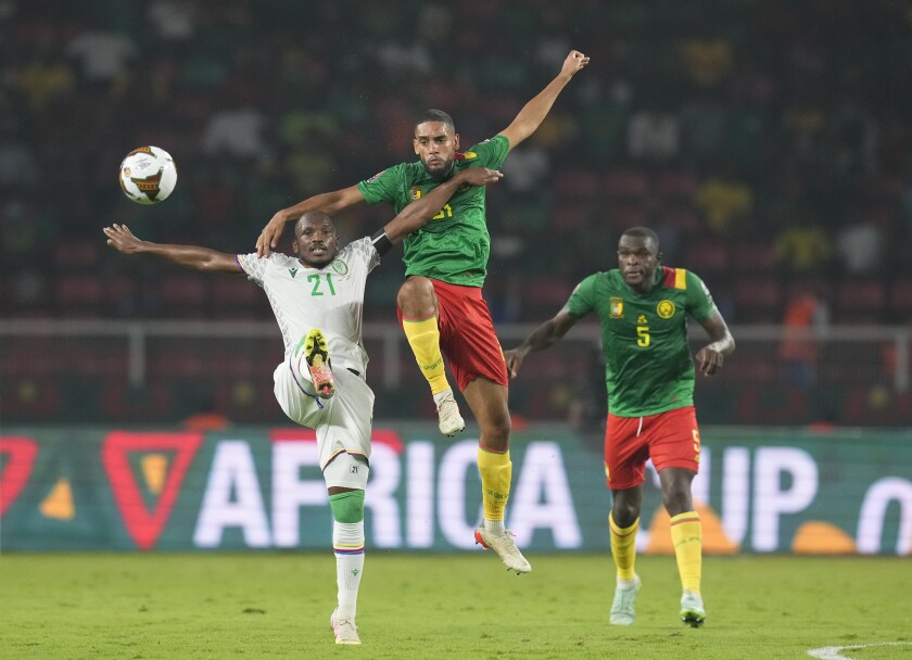 El Fardou Ben Nabouhane (izquierda) de Comoros va por el balón junto a JC Castelletto de Camerún.