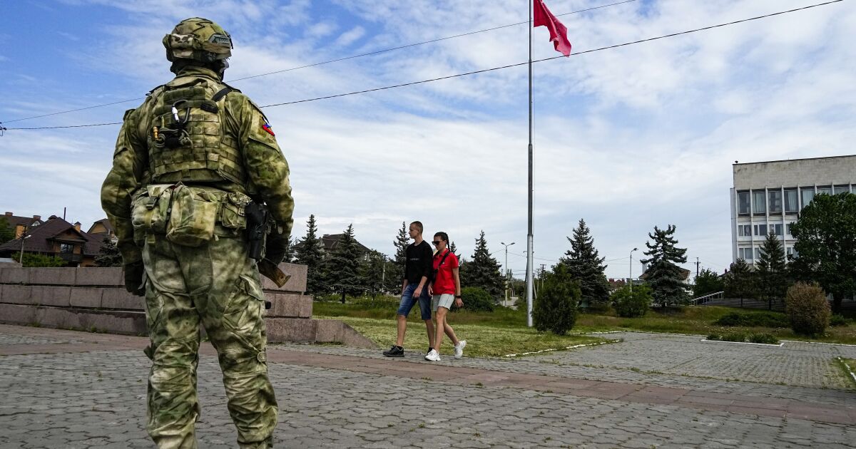 What would a Russian retreat from Kherson in southern Ukraine mean?
