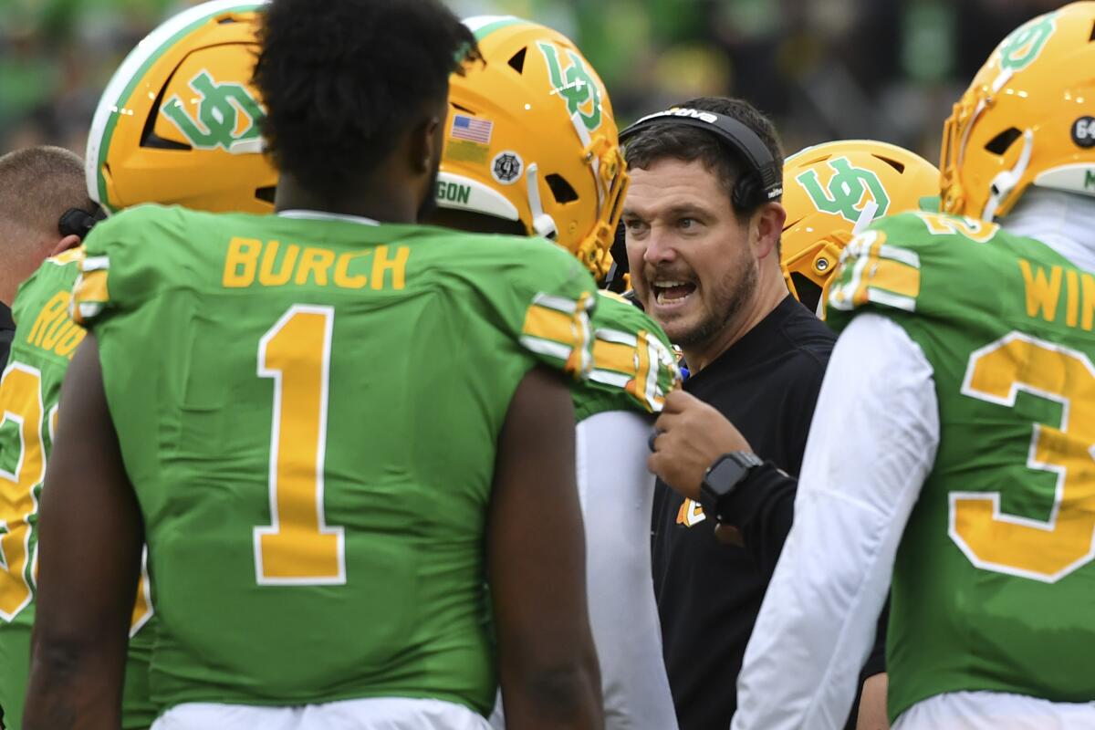 Oregon coach Dan Lanning speaks to his players during a game against Washington State on Saturday.