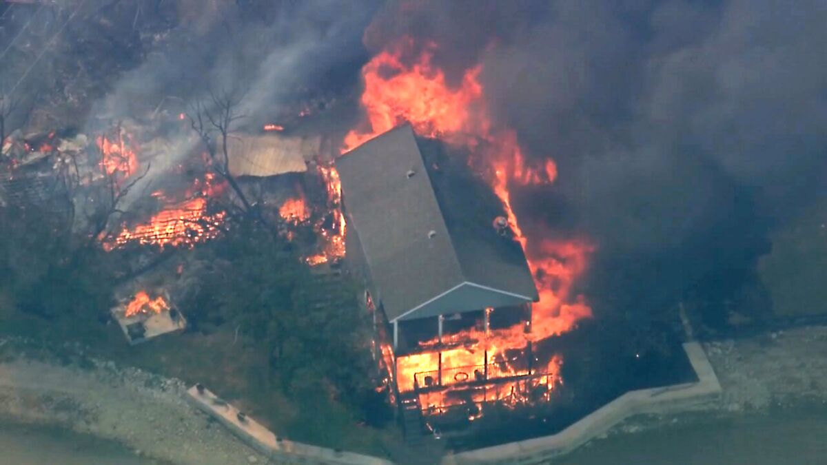 Incendio quema casas cerca de lago en Texas - Los Angeles Times