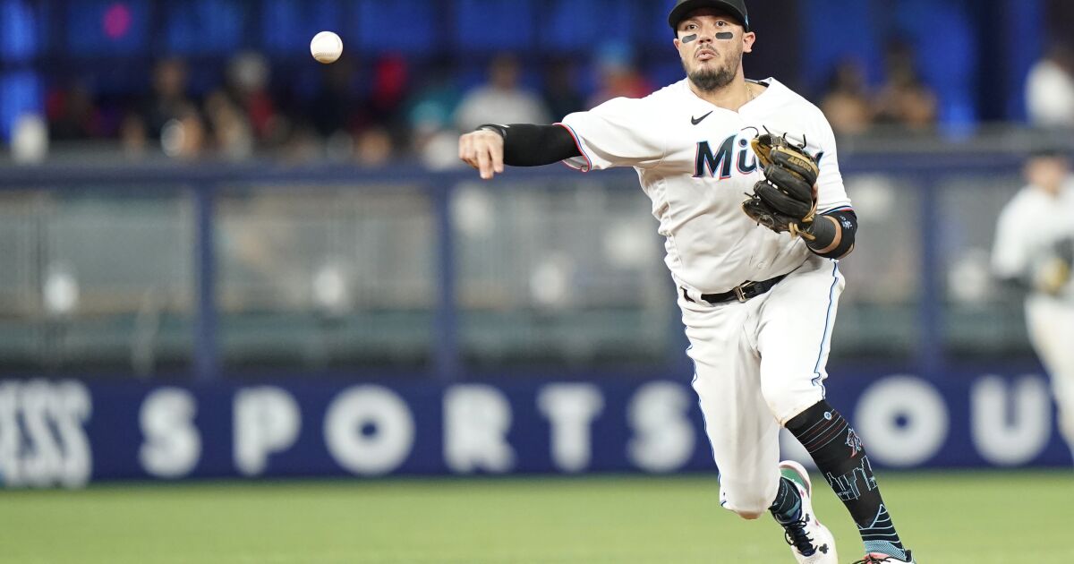 Dodgers acquire shortstop Miguel Rojas from Marlins