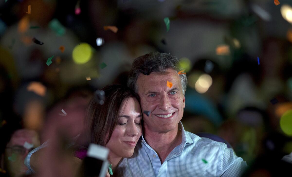 El candidato presidencial de la oposición Mauricio Macri abraza a la gobernadora electa de Buenos Aires María Eugenia Vidal durante una reunión en Buenos Aires, Argentina.
