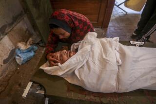 Una mujer palestina llora la muerte de un familiar en un bombardeo israelí sobre la Franja de Gaza, en un hospital en Rafah, Gaza, el 10 de mayo de 2024. (AP Foto/Ismael Abu Dayyah)