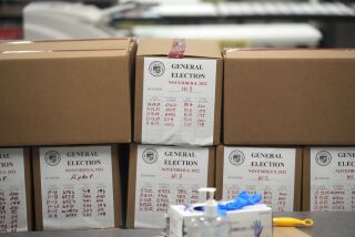 ARCHIVO - Cajas con boletas de la elección general en la Oficina del Registrador del condado Maricopa, en Phoenix, Arizona, el lunes 14 de noviembre de 2022. (AP Foto/Ross D. Franklin, Archivo)