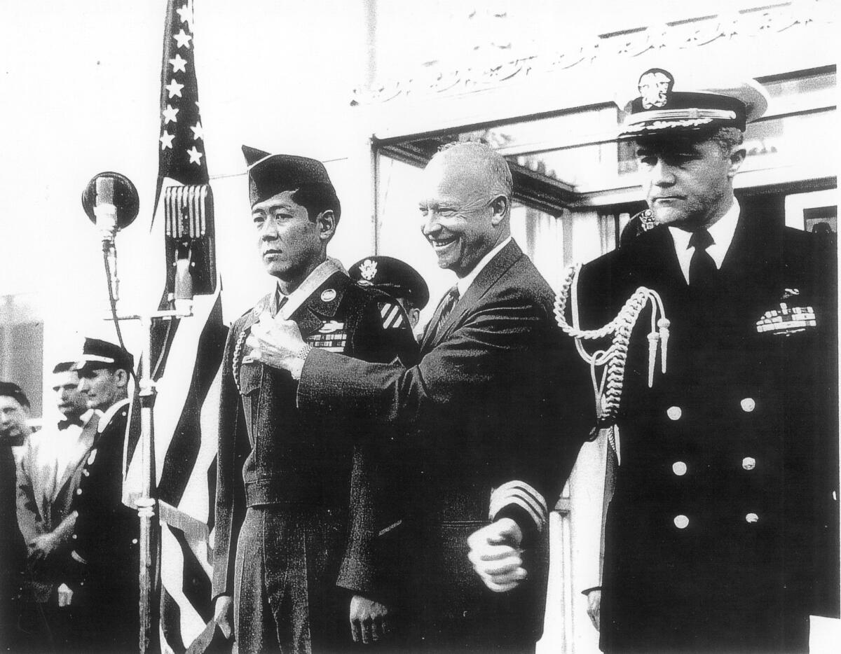 Hiroshi Miyamura, left, receives the Medal of Honor from President Eisenhower for his service in the Korean War. (Courtesy of Hiroshi Miyamura)