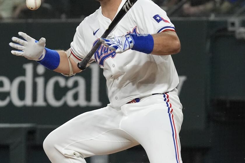 Nathaniel Lowe, de los Rangers de Texas, batea un rodado en el duelo del martes 2 de julio de 2024, ante los Padres de San Diego.