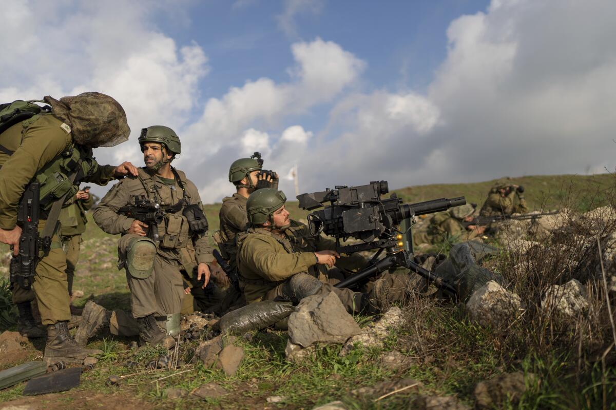 Reservistas israelíes y equipos de tanques participan en maniobras de formación