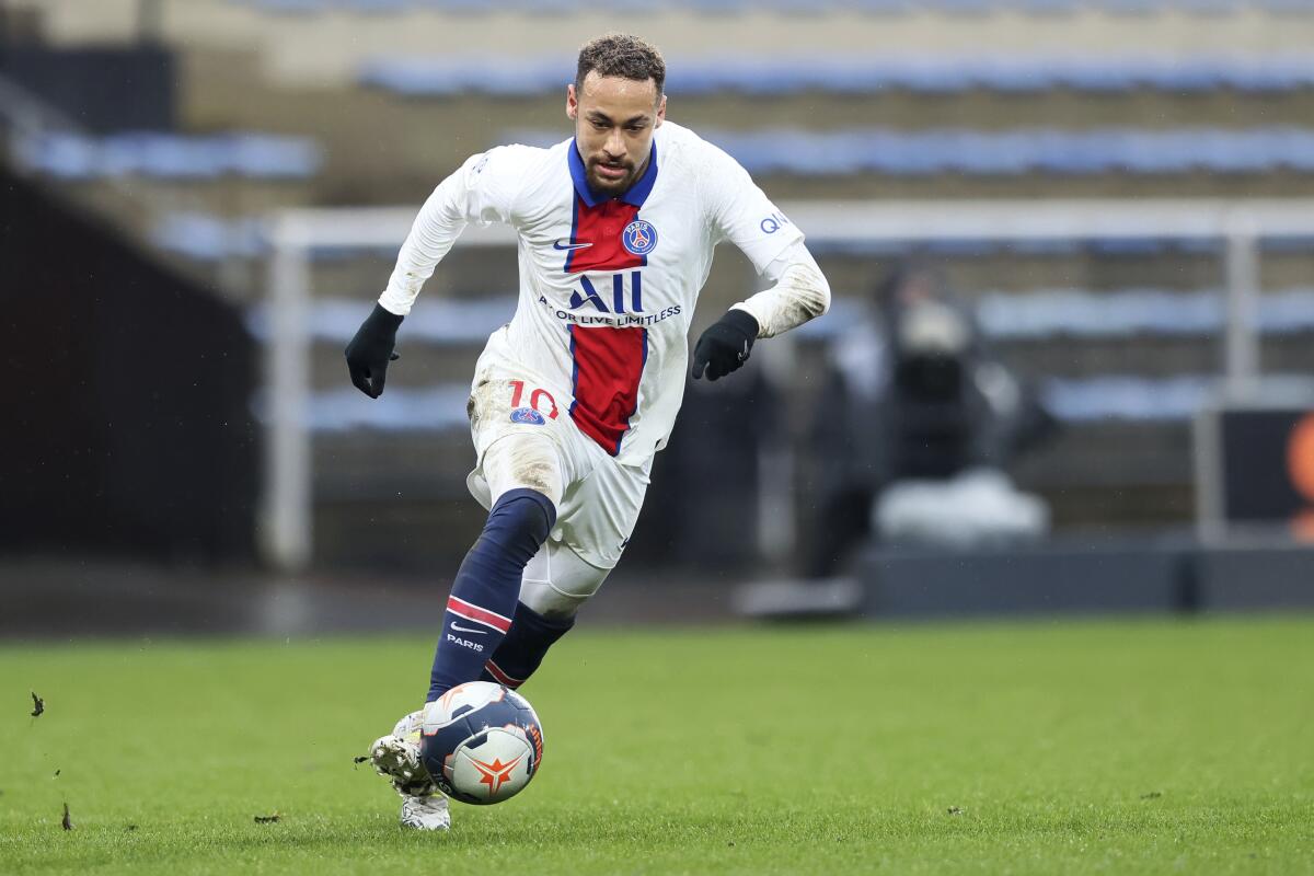 El delantero brasileño del Paris Saint-Germain Neymar con el balón durante el partido contra Lorient