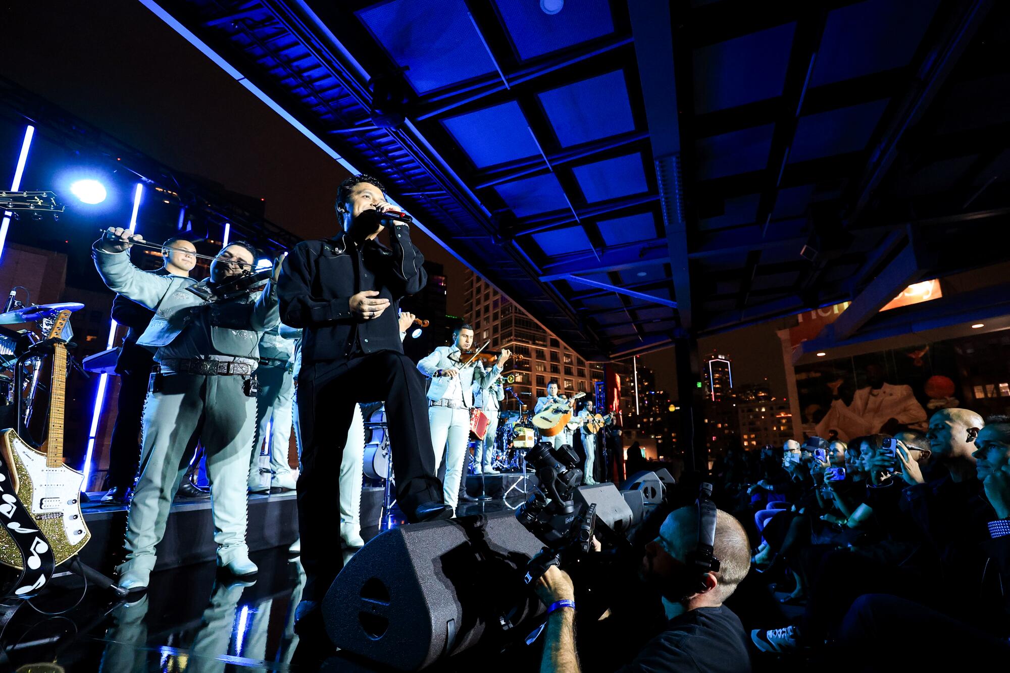 Christian Nodal entretuvo a los asistentes durante las sesiones acústicas en el Museo Grammy 2024.