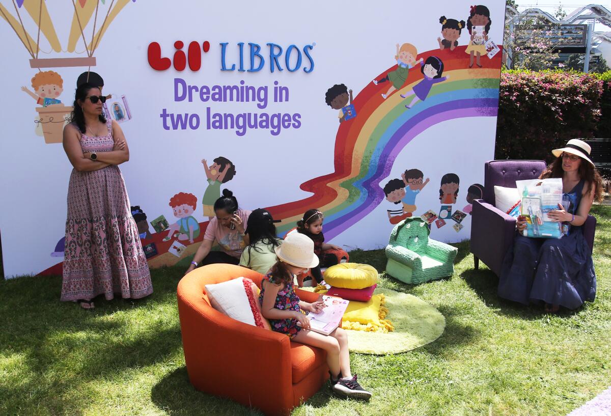 Children read books at the Los Angeles Times en Espanol stage area