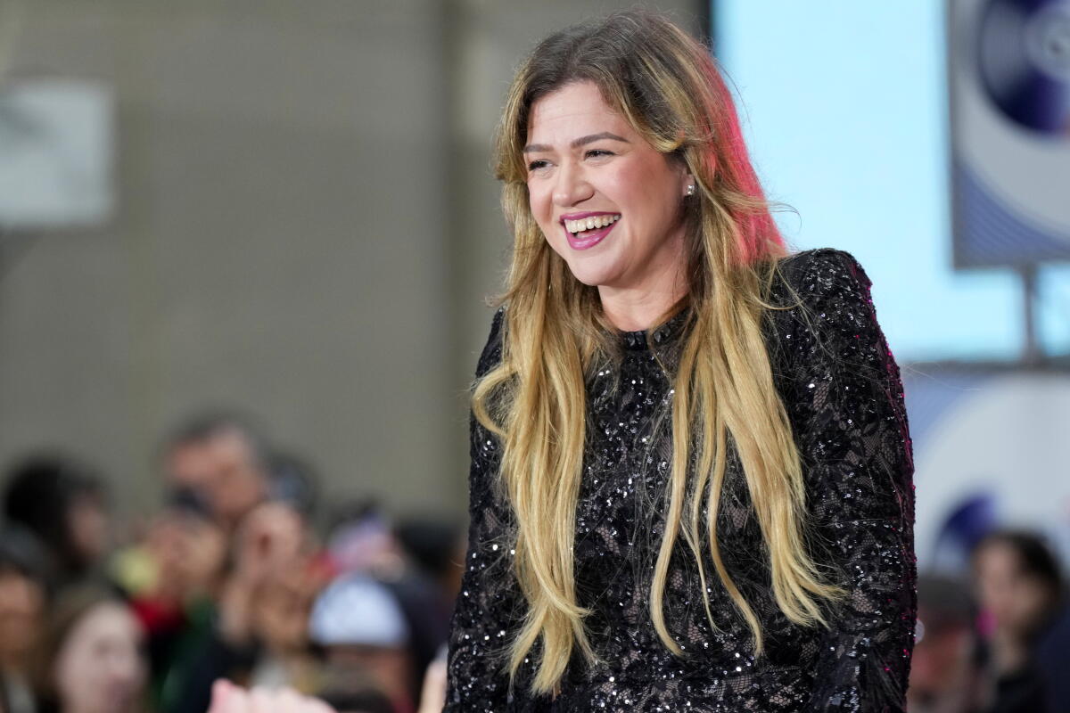 Kelly Clarkson's online feud with Art of Play, explained - Los Angeles Times
