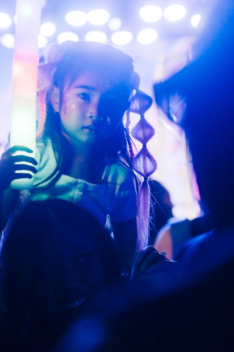 Lenny Pearce's baby rave: dancing toddlers, glow sticks and bass drops ...