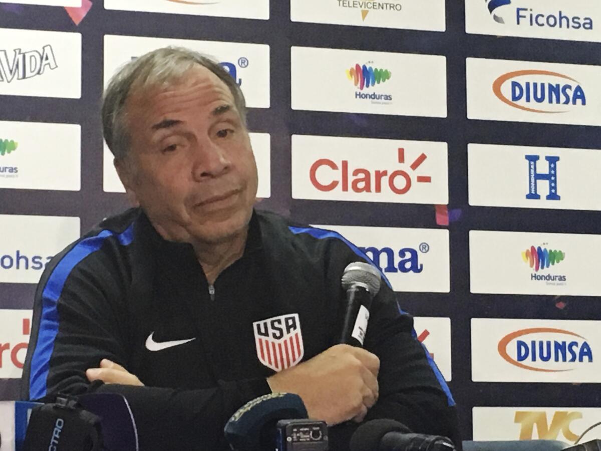 El técnico de la selección de Estados Unidos, Bruce Arena, habla en conferencia de prnesa el lunes, 4 de septiembre de 2017, en San Pedro Sula, Honduras.