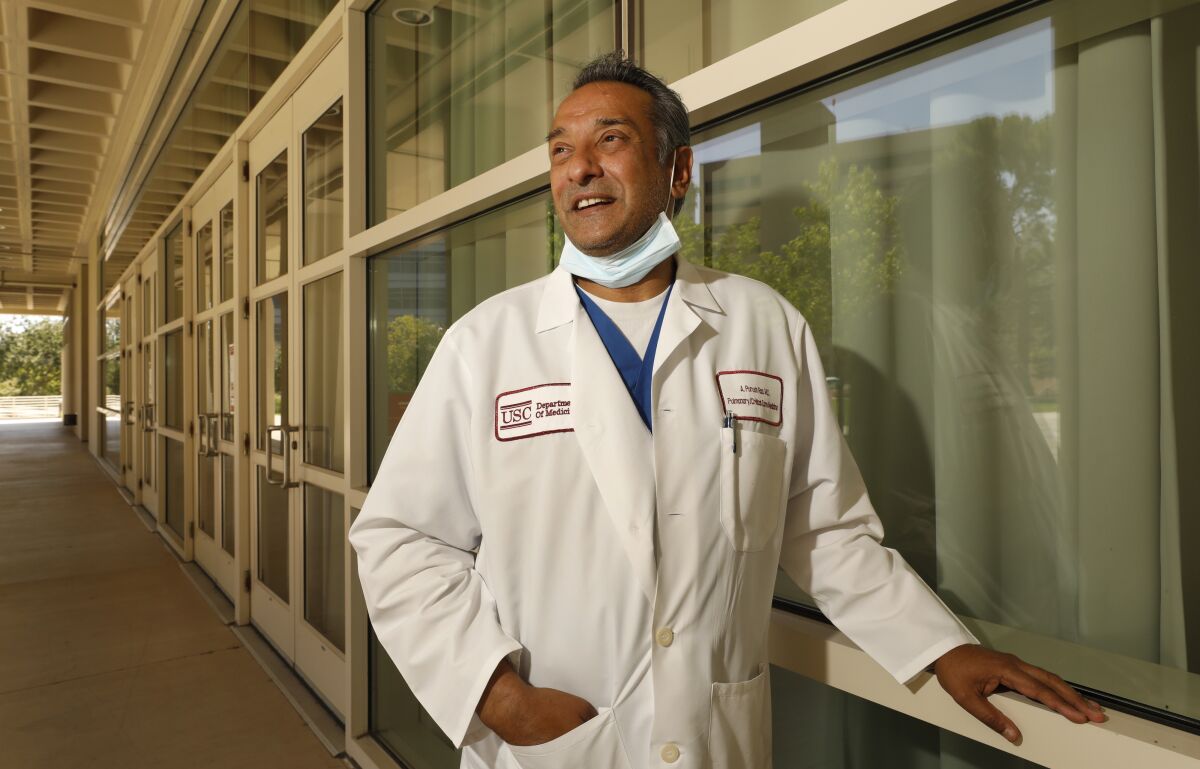 El Dr. Adupa Rao es neumólogo y especialista en cuidados críticos en el Hospital Keck de la USC. 