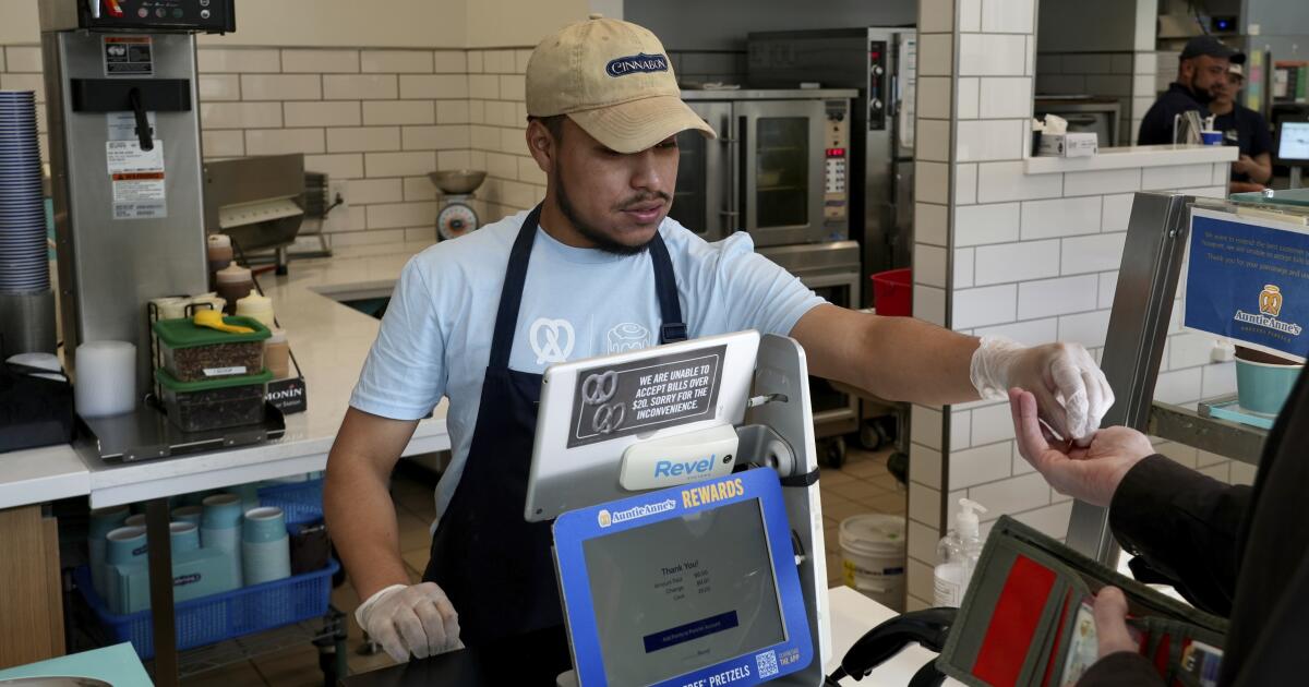 Il nuovo salario minimo per i lavoratori dei fast food in California inizierà lunedì