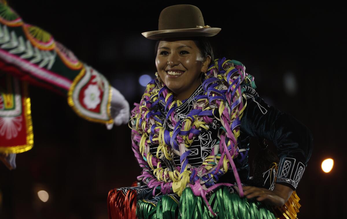 Una Chola baila durante una competencia para elegir a los tres personajes tradicionales del Carnaval boliviano, Chuta, Pepino y Chola, representaciones de la alegría, en La Paz, Bolivia, 12 de febrero de 2020. El trío ganador debe ser capaz de bailar incansablemente en todos los eventos oficiales de Carnaval. (AP Foto/Juan Karita)