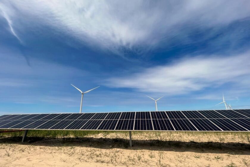 Esta imagen proveída por Portland General Electric muestra molinos de viento y paneles solares en una planta de energía renovable en Lexington, Oregon, el 28 de septiembre del 2022. (Sarah Hamaker/Portland General Electric vía AP)
