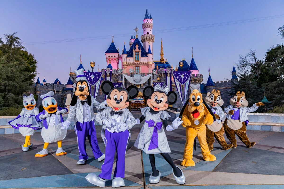 Disney inaugura una temporada centenaria en su parque temático de California
