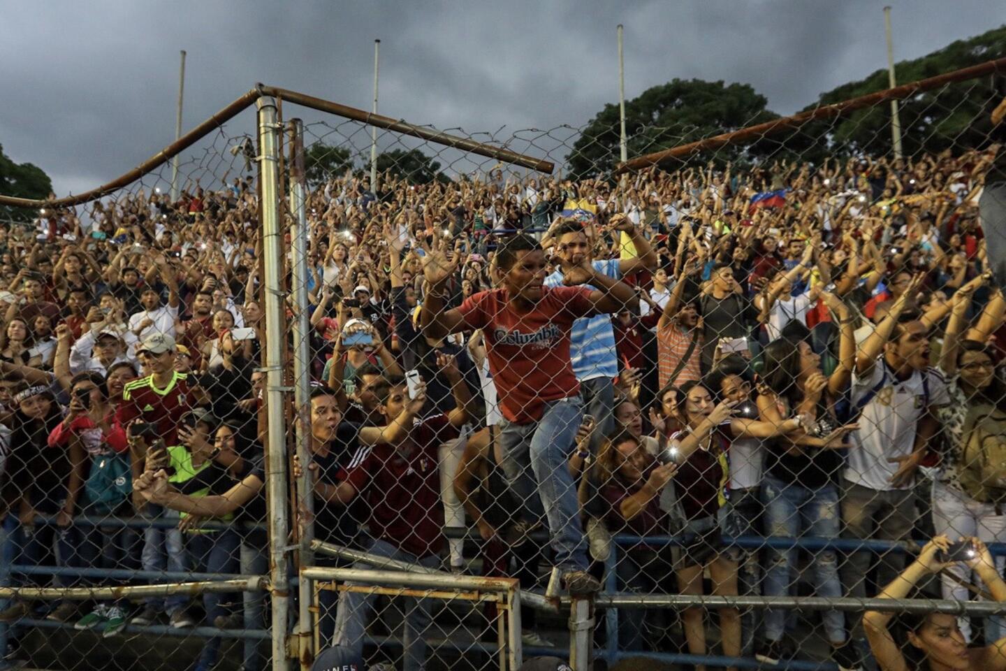 CAR139. CARACAS (VENEZUELA), 13/06/2017.- Fanáticos venezolanos participan en un homenaje a la selección Sub'20 de fútbol hoy, martes 13 de junio de 2017, en Caracas (Venezuela). Miles de venezolanos homenajearon este martes a los jugadores de la plantilla Sub'20 de su país, que obtuvo el subcampeonato en el Mundial de la categoría que se disputó hasta el pasado 11 de junio en Corea del Sur, con un multitudinario acto en el estadio Olímpico de la Universidad Central de Venezuela (UCV), en Caracas. EFE/MIGUEL GUTIÉRREZ ** Usable by HOY and SD Only **