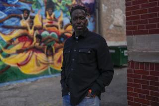 Richard Wallace, fundador y director del grupo comunitario Equity and Transformation, posa para un retrato en el Westside Justice Center, el viernes 29 de marzo de 2024, en Chicago. (AP Foto/Erin Hooley)