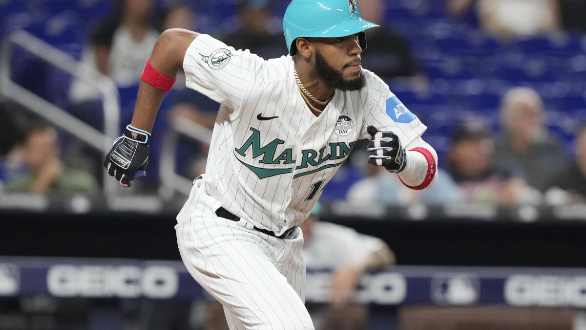 Cabrera fans 10 in 6 innings, Sánchez homers in Marlins' 4-0 win