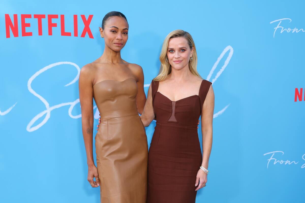 Zoe Saldaña y Reese Witherspoon asisten a la proyección especial From Scratch de Netflix en Netflix Tudum 